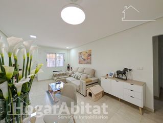 Flat  Calle bahia-arenales. Reformado con terraza, piscina y garaje cerca de la playa