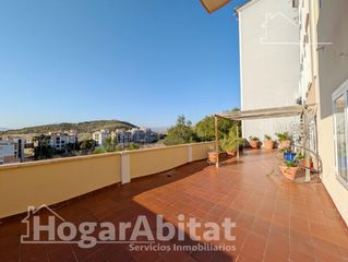 Flat  Calle nit. Muy amplio en residencial con garaje, terraza y piscina