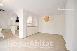 Casa  Calle mondúver. Disfruta de una casa reformada y luminosa con impresionante terr