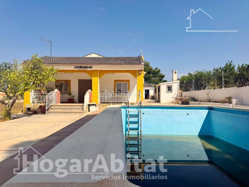 Foto 10cdc5ef-664a-4166-b5af-68a4f1587914. Chalet  con piscina, garaje y terraza en Urbanizaciones Llíria