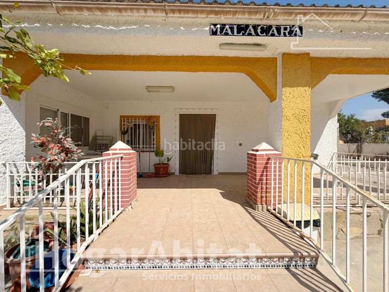 Foto 18dabde3-b139-4d4f-9944-b24128a9ef58. Chalet  con piscina, garaje y terraza en Urbanizaciones Llíria