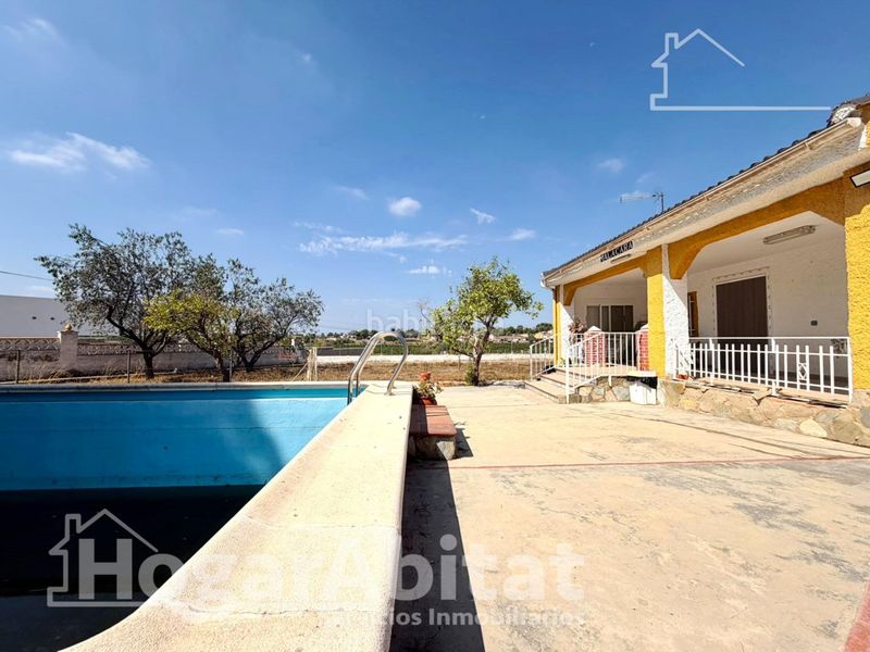 Foto 3f72d87f-33b4-47b4-90ad-ab3c20350436. Chalet  con piscina, garaje y terraza en Urbanizaciones Llíria