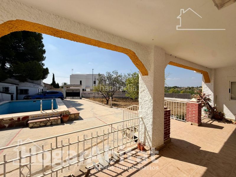 Foto 867f2ee0-2de7-4541-b9c4-66e8c44912d6. Chalet  con piscina, garaje y terraza en Urbanizaciones Llíria