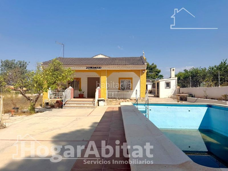 Foto 8c5deb3a-75c4-42a2-8b62-34bd02c4d159. Chalet  con piscina, garaje y terraza en Urbanizaciones Llíria