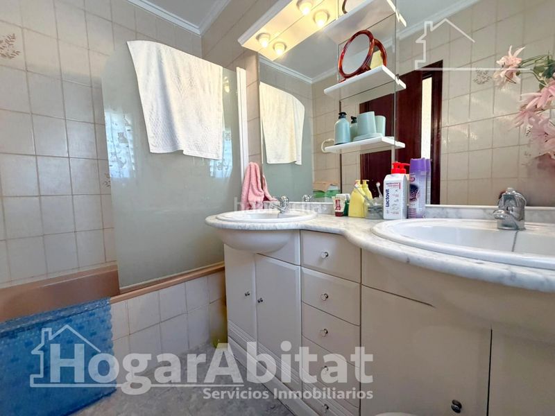 Foto b0df4f7c-9f68-4c9a-85e5-e058acbfd80e. Chalet  con piscina, garaje y terraza en Urbanizaciones Llíria