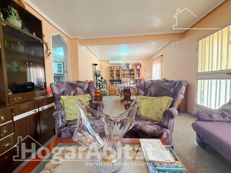 Foto c999ae3e-b936-424f-8cf4-4b39ece7180d. Chalet  con piscina, garaje y terraza en Urbanizaciones Llíria