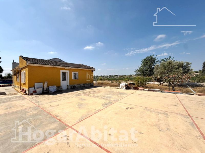 Foto ecad86d0-769c-4eec-b5f9-b9831e5122b6. Chalet  con piscina, garaje y terraza en Urbanizaciones Llíria
