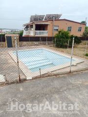 Xalet  Calle trébol urbanización pla del sol. Chalet con piscina, garaje y barbacoa con muchas posibilidades