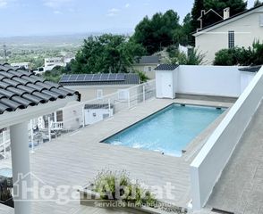 Xalet a Cumbres de Calicanto. Gran chalet de dos plantas con piscina y vistas despejadas