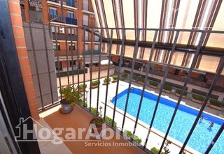Piso en Moncada. Seminuevo en residencial con piscina, balcón, garaje y trastero