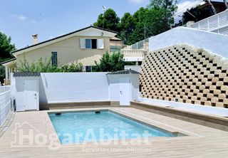 Xalet a Cumbres de Calicanto. Gran chalet de dos plantas con piscina y vistas despejadas