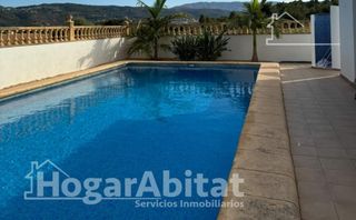 Chalet  Calle rosa. Precioso  chaelt con piscina, garaje, barbacoa y terraza