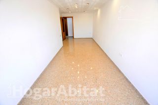 Pis  Avenida gaspar aguilar. Amplio con garaje y ascensor junto hospital peset