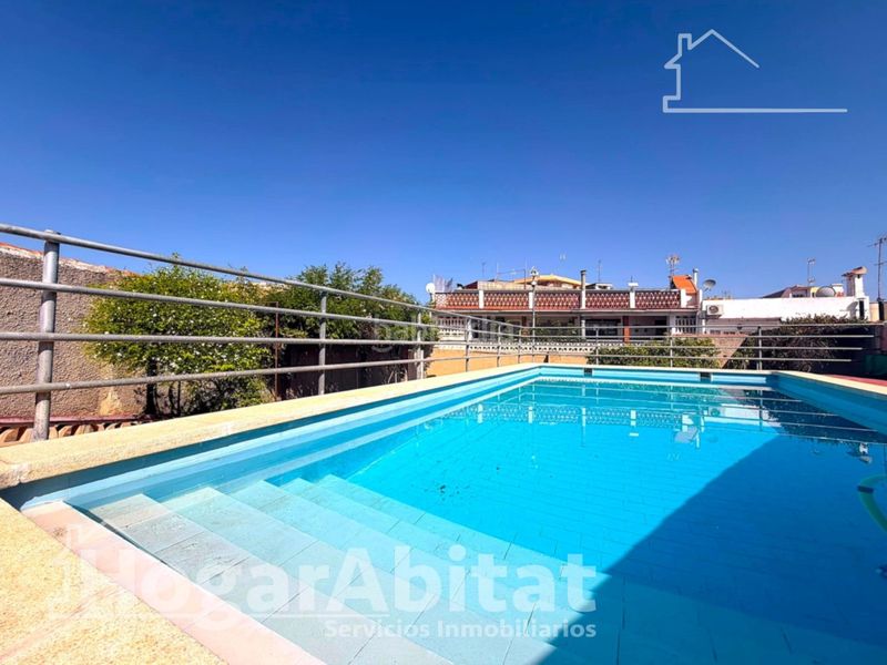 Foto c42bf506-3500-4dd3-b2e7-b53abb4a4909. Casa amb aparcament piscina a Benaguasil