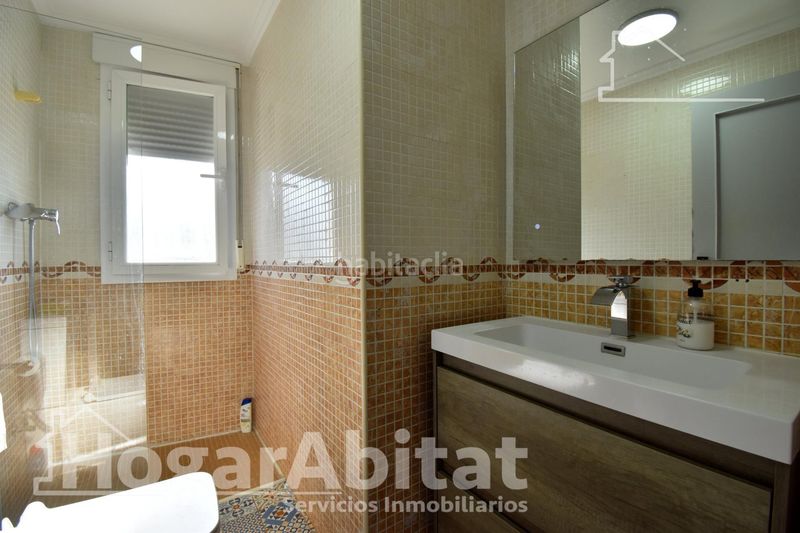 Foto ce0b7aea-4c99-403f-bd3b-a38327f3ce7e. Casa adossada amb aparcament a Guardamar