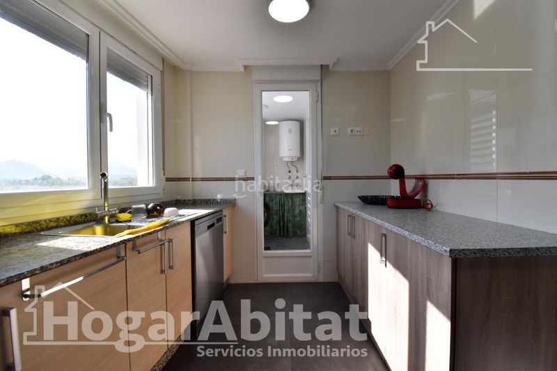 Foto e1962d9e-a280-4027-8715-334707d80150. Casa adossada amb aparcament a Guardamar