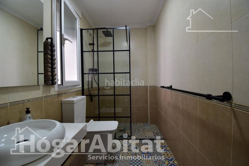 Foto f23023a2-2623-4ebb-b76c-02965de91d9e. Casa adossada amb aparcament a Guardamar