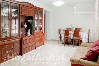 Appartamento  Calle castello. Semireformado amplio y luminoso con terraza y balcón en paterna