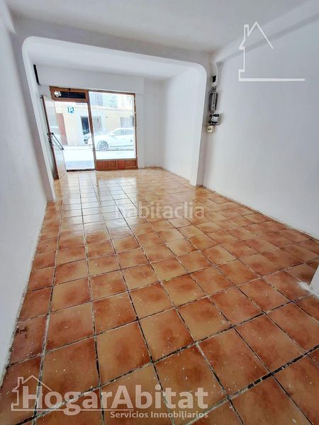 Foto 8aee5ebf-b62f-41dc-bc72-737c8bfaf3c2. Local comercial oportunidad de inversión! local comercial luminoso y económico para reformar en Valencia