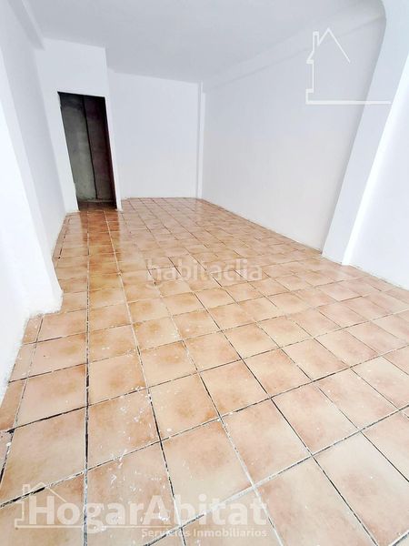 Foto b38f41d4-bd62-4679-b4af-345fc2e00cd4. Local comercial oportunidad de inversión! local comercial luminoso y económico para reformar en Valencia