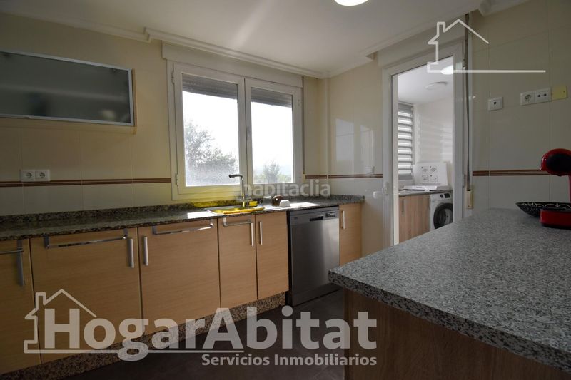 Foto b216c1de-2b66-4ab2-8666-672a9143f844. Casa adossada amb aparcament a Guardamar