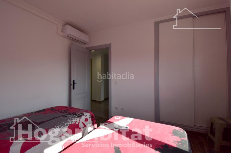 Foto c2708480-d38e-4a8d-8284-938c9c29b7e1. Casa adossada amb aparcament a Guardamar