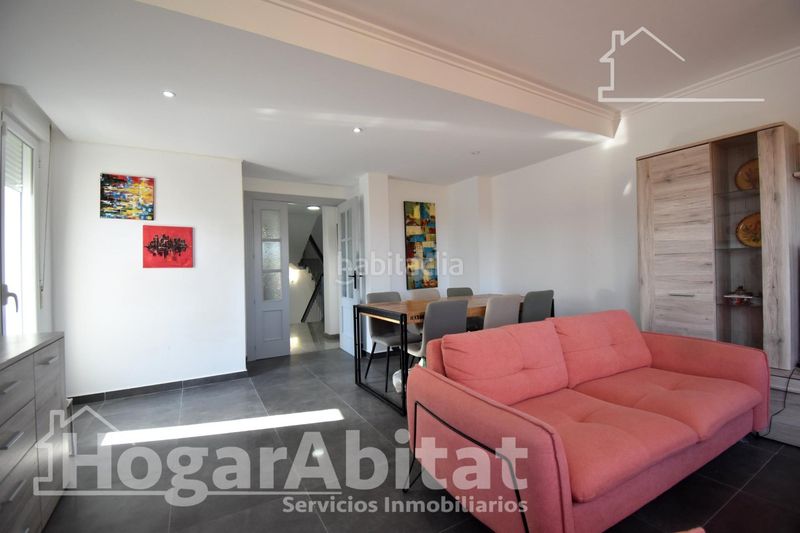 Foto eb4fa438-749d-4bf0-b177-f0223775d7bc. Casa adossada amb aparcament a Guardamar