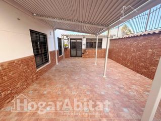 Pis a Monserrat. Amplio entresuelo con garaje, trastero y terraza