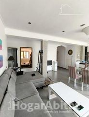 Flat  Avenida nueve octubre. Reformado con patio cerca de la playa