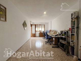 Pis  Calle cantalot. Oportunidad de inversión! exterior con balcón y garaje