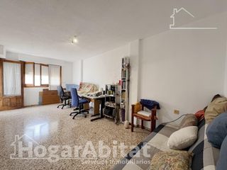 Pis  Calle cantalot. Oportunidad de inversión! exterior con balcón y garaje