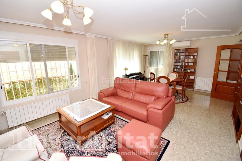 Foto 75abcdfb-c86c-477e-9aac-bad6bfd1fd66. Chalet with heating parking pool in Cumbres de Calicanto Torrent