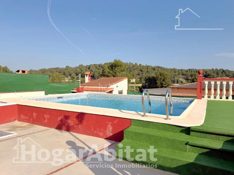 Foto 14961fe9-e216-4e30-b5e5-05bac619af71. Chalet  con piscina, garaje, terraza y barbacoa en Vilamarxant