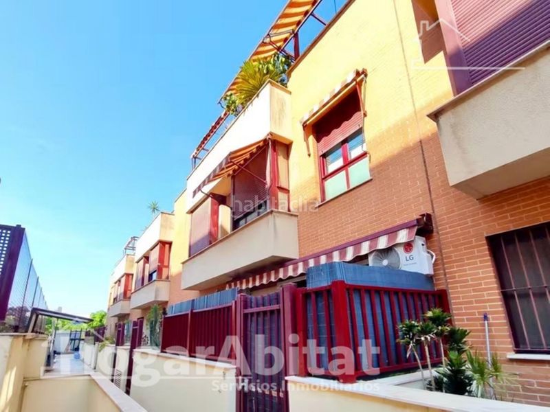 Foto 6d9462e7-b711-485f-967f-0bafbbbb3fdb. Casa adosada precioso adosado en residencial con piscina, garaje y dos terrazas en Sagunt