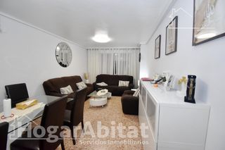 Flat  Calle don juan de austria. Semireformada con 4 dormitorios y ascensor
