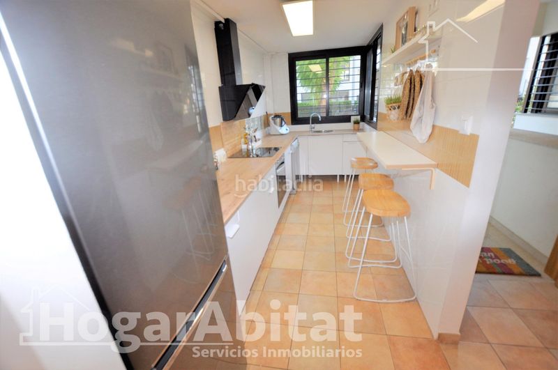 Foto 0cd24f91-c47f-422d-a08b-97f68450b79f. Casa adosada gran adosado en residencial, sofisticado y luminoso con garaje y dos terrazas en San Antonio de Benagéber