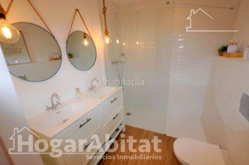 Foto d085b6d1-3cbb-4233-9ce7-b8231ff61499. Casa adosada gran adosado en residencial, sofisticado y luminoso con garaje y dos terrazas en San Antonio de Benagéber
