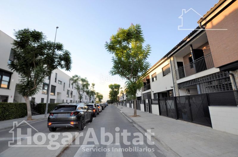 Foto d5c500c8-2941-48a8-a4e7-144a5e504292. Casa adosada gran adosado en residencial, sofisticado y luminoso con garaje y dos terrazas en San Antonio de Benagéber