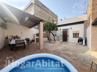 Casa in Benifairó de la Valldigna. Amplia casa reformada con terraza y patio