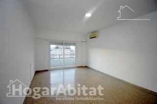Pis  Avenida castellón. Semireformado con balcón y ascensor