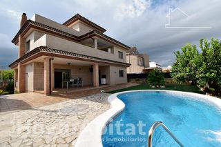 Chalet  Calle tavernes de la valldigna. Espectacular chalet con piscina, garaje, terraza y ascensor