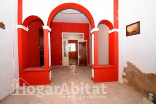 Casa  Calle gomez ferrer. Para reformar en el centro de torrent con patio y terraza