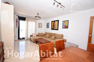 Appartement à Poble Nou. Seminuevo exterior amueblado con ascensor en zona parc central