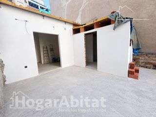 House  Calle valencia. Casa semireformada con terraza y garaje