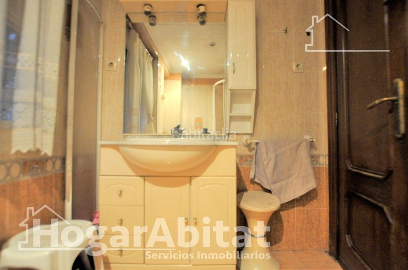 Foto a3174100-ad79-475f-866d-5f98ef654b34. Piso para reformar, luminoso y exterior de tres dormitorios en Valencia