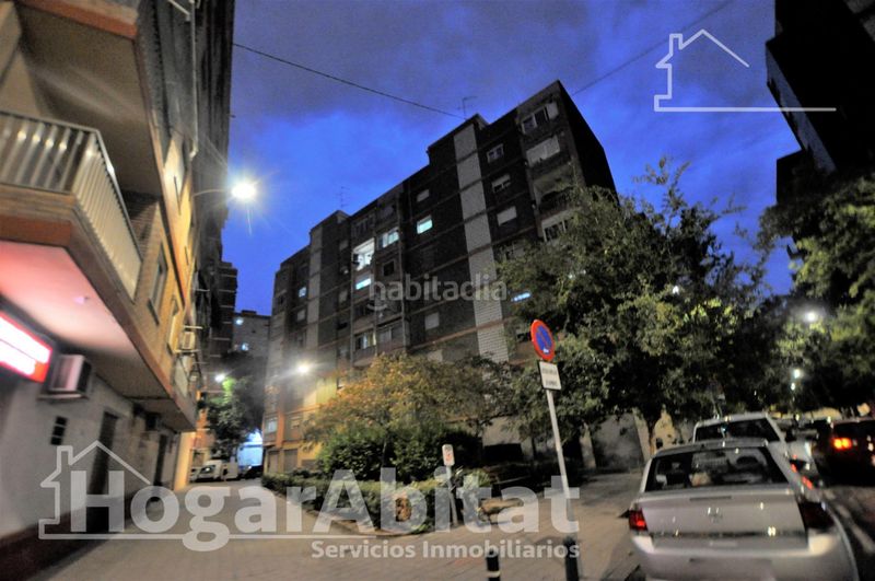 Foto a3cf4a96-0e6d-42e3-b98c-1e539036adf6. Piso para reformar, luminoso y exterior de tres dormitorios en Valencia