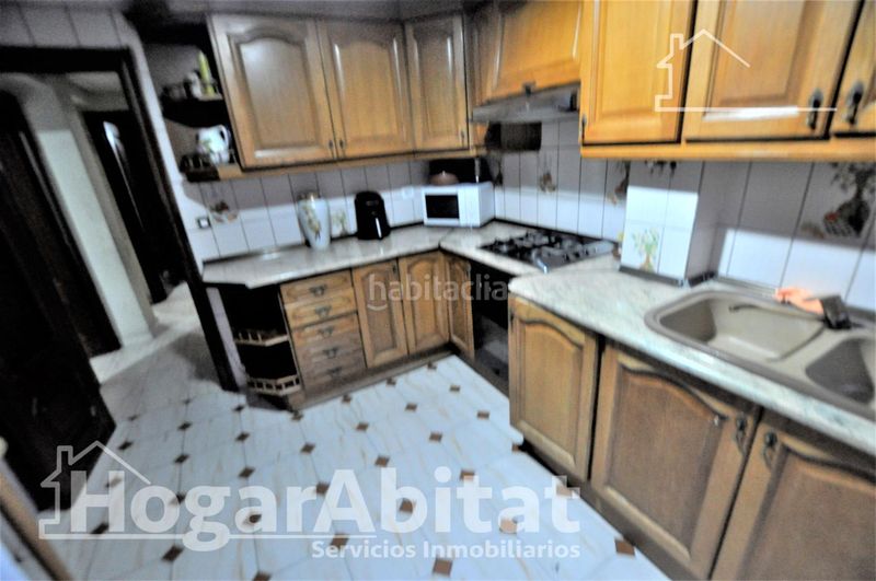 Foto fb720440-7fa1-4100-9391-3ad754a48d42. Piso para reformar, luminoso y exterior de tres dormitorios en Valencia