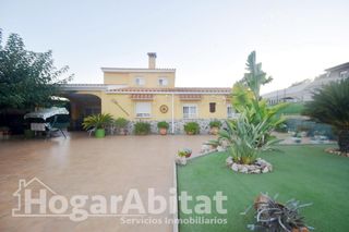 Chalet in Ciutat del Transport - La Salera. Encantador chalet! muy amplio y sofisticado, con gran garaje, te