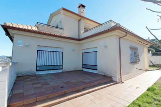 Casa a Montbarbat. Casa con vista panoramica a la montaña!!
con  4 habitaciones y