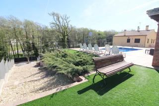Casa a Montbarbat. Casa reciente con piscina y licencia !